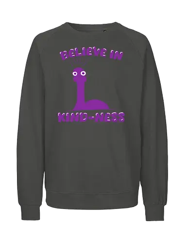 Believe in Kind-Ness (Glaube an Freundlichkeit) - Freundlichkeit, Nessie, Loch Ness, Cartoon, Design, Positivität, skurril, Humor, süß, einzigartig, lustig, Monster, Seeungeheuer, mystisch, mysteriös, guter Vibe, Spaß, Botschaft, Comic, niedlich, fantasievoll, Schottland, Legende, Kreatur, fröhlich, cryptid, kawaii, cute - Fairtrade Sweatshirt