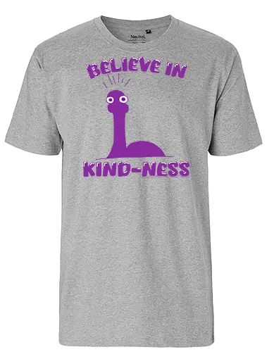 Believe in Kind-Ness (Glaube an Freundlichkeit) - Freundlichkeit, Nessie, Loch Ness, Cartoon, Design, Positivität, skurril, Humor, süß, einzigartig, lustig, Monster, Seeungeheuer, mystisch, mysteriös, guter Vibe, Spaß, Botschaft, Comic, niedlich, fantasievoll, Schottland, Legende, Kreatur, fröhlich, cryptid, kawaii, cute - Fairtrade T-Shirt