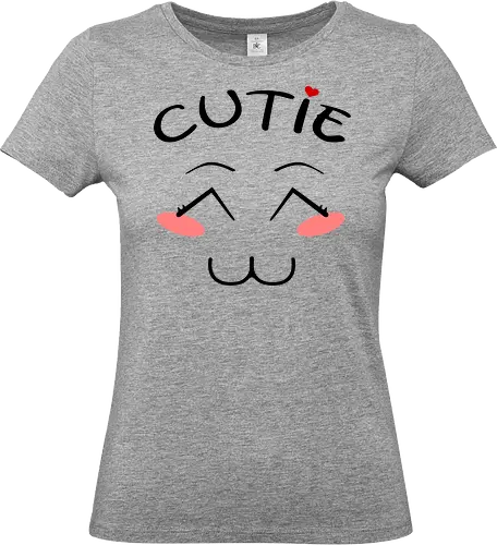 Cutie Cute Kawaii Face (Süßes Kawaii-Gesicht) - kawaii Gesicht, japanischer Anime Stil, süßes Design, Cutie Schriftzug, niedliche Wangen, Anime Vibes, rotes Herz, verspielte Grafik, niedliche Ästhetik, Kawaii Liebhaber, rosa Wangen, ausdrucksstarke Augen, japanisches Design, verspielte Kunst, minimalistisches Kawaii, Anime Fans, süßer Stil, charmantes Design, valentine's day, Valentinstag, fröhliches Design, Herz Akzent, Cartoon Gesicht, Liebe Akzent, Pastell Liebhaber, süße Ausdrücke, lustiger Vibe - Standard T-Shirt (Frauen)