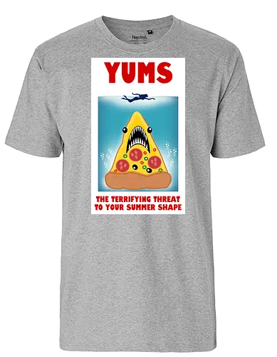 Yums - pizza, hai, parodie, filmplakat, sommerfigur, jaws, lustiges design, cartoon, nostalgisch, retro-stil, kawaii, monsterpizza, popkultur, humor, kreative kunst, fast food, strandstimmung, comicstil, kultfilm, spaß, summer - Fairtrade T-Shirt