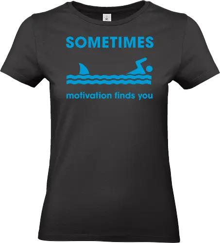 Sometimes Motivation Finds You" Funny Shark Swimmer Art - Motivation, funny quote, shark, swimmer, funny motivation, sometimes motivation finds you, shark fin, humor, witty, sarcastic, scary, funny saying, workout, swimming, joke, funny typography, humorous gift, relatable, dark humor, playful - Standard T-Shirt (Frauen)