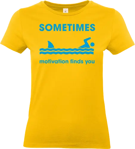 Sometimes Motivation Finds You" Funny Shark Swimmer Art - Motivation, funny quote, shark, swimmer, funny motivation, sometimes motivation finds you, shark fin, humor, witty, sarcastic, scary, funny saying, workout, swimming, joke, funny typography, humorous gift, relatable, dark humor, playful - Standard T-Shirt (Frauen)
