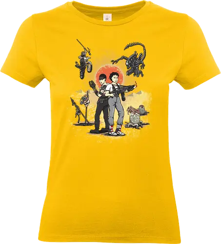 Wasteland-Kriegerinnen - Furiosa Trifft Ripley - furiosa t-shirt, ellen ripley alien, mad max fury road, kino kleidung, ikonische heldinnen, teetan, xenomorph, wasteland, sigourney weaver, klassische sci-fi, action kino, episches mashup, immortan joe, postapokalyptische kunst, kino kriegerinnen - Standard T-Shirt (Frauen)