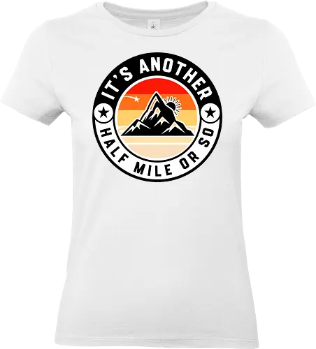 Nur Noch Eine Halbe Meile – Lustiges Wanderer Motiv Für Bergfreunde - Wandern, Wanderer, Bergsteigen, Berge, Outdoor, Natur, Trekking, Hiking, Abenteuer, Gipfel, Wanderweg, Wald, Camping, Retro, Vintage, Sonnenuntergang, Bergmotiv, Naturfreund, Outdoor Leben, Fernwanderung, Trail, Nationalpark, Alpen, Bergliebhaber, Wanderlust, Humor, Lustiger Spruch, Freizeit, Entdecken, Abenteuerlust, Bergtour, Hiking Humor, Wandergruppe, Natur Design, Vintage Berge, Outdoor Humor, Mountain Lover, Trekking Fan, Wander Geschenk, Berg Abenteuer, Retro Natur, Gipfelstürmer, Wanderfreunde, Camping Leben, Outdoor Enthusiast, Berglandschaft, Naturerlebnis, Wander Humor, Trail Life, Bergfan. - Standard T-Shirt (Frauen)
