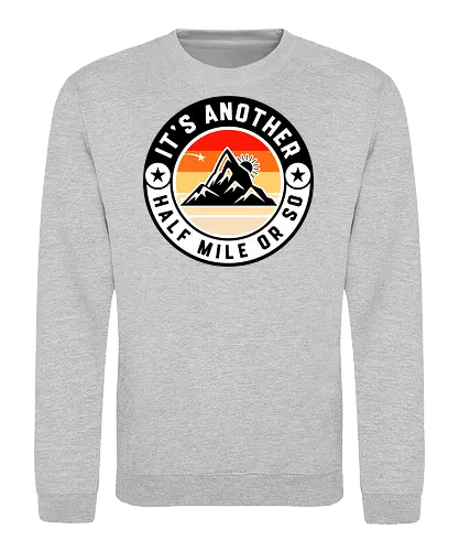 Nur Noch Eine Halbe Meile – Lustiges Wanderer Motiv Für Bergfreunde - Wandern, Wanderer, Bergsteigen, Berge, Outdoor, Natur, Trekking, Hiking, Abenteuer, Gipfel, Wanderweg, Wald, Camping, Retro, Vintage, Sonnenuntergang, Bergmotiv, Naturfreund, Outdoor Leben, Fernwanderung, Trail, Nationalpark, Alpen, Bergliebhaber, Wanderlust, Humor, Lustiger Spruch, Freizeit, Entdecken, Abenteuerlust, Bergtour, Hiking Humor, Wandergruppe, Natur Design, Vintage Berge, Outdoor Humor, Mountain Lover, Trekking Fan, Wander Geschenk, Berg Abenteuer, Retro Natur, Gipfelstürmer, Wanderfreunde, Camping Leben, Outdoor Enthusiast, Berglandschaft, Naturerlebnis, Wander Humor, Trail Life, Bergfan. - Sweatshirt
