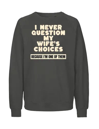 Ich Hinterfrage Nie Die Entscheidungen Meiner Frau Lustiges Ehemann Spruch Design - Ehemann Spruch, lustiger Ehemann, Ehe Humor, lustige Ehe, verheiratet, Daddy Geschenk, Opa Geschenk, Familienhumor, Ehe Spruch, lustiger Spruch, Beziehung Humor, Newlywed Geschenk, frisch verheiratet, Mr Dad, Sarkasmus Spruch, Männer Humor, Eheleben, Liebesgeschenk, Geburtstagsgeschenk Mann, Weihnachtsgeschenk Mann, Vatertag Geschenk, lustiges Zitat, Humor Design, Geschenk für Ehemann, Mann Geschenk, Hochzeitsgeschenk, Hochzeitstag Geschenk, Valentinstag Geschenk, romantischer Humor, Papa Geschenk - Fairtrade Sweatshirt