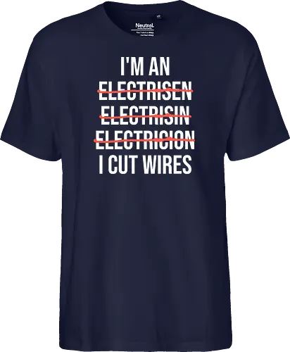 Lustiger Elektriker Spruch – Ich Bin Elektriker... Ich Schneide Kabel Humor - Elektriker, Elektriker Spruch, lustiger Elektriker, Elektroinstallateur, Elektrotechniker, Handwerker Humor, Kabel schneiden, Werkstatt Humor, Beruf Humor, Elektriker Geschenk, Handwerker Geschenk, Fun Spruch, Wortspiel, Berufswitz, Elektrofachkraft, Handwerker Witz, Kabel, Stromer, Elektro Humor, Geschenkidee, Arbeitsalltag Humor, Elektro Handwerk, Strom, Elektrik, Baustelle, Monteur, Techniker, Kollegen Geschenk, lustige Arbeitssprüche, Handwerksberuf - Fairtrade T-Shirt