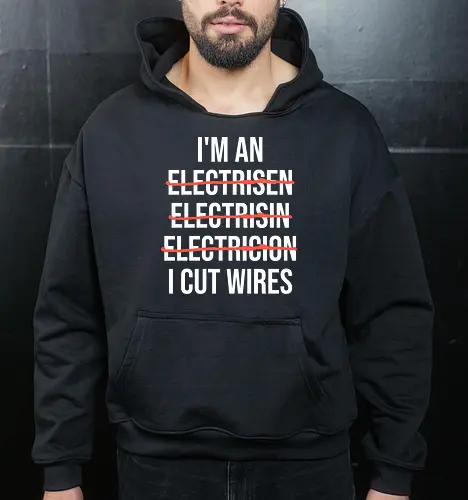 Lustiger Elektriker Spruch – Ich Bin Elektriker... Ich Schneide Kabel Humor - Elektriker, Elektriker Spruch, lustiger Elektriker, Elektroinstallateur, Elektrotechniker, Handwerker Humor, Kabel schneiden, Werkstatt Humor, Beruf Humor, Elektriker Geschenk, Handwerker Geschenk, Fun Spruch, Wortspiel, Berufswitz, Elektrofachkraft, Handwerker Witz, Kabel, Stromer, Elektro Humor, Geschenkidee, Arbeitsalltag Humor, Elektro Handwerk, Strom, Elektrik, Baustelle, Monteur, Techniker, Kollegen Geschenk, lustige Arbeitssprüche, Handwerksberuf - Cropped Hoodie