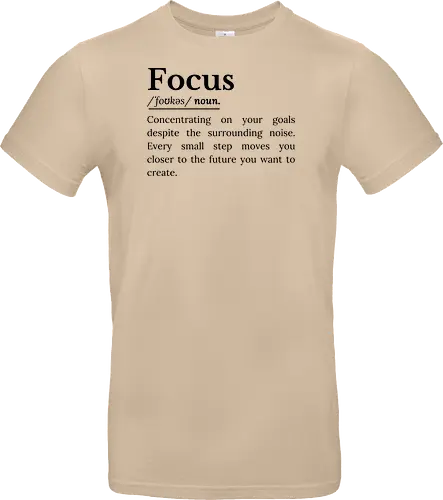 Fokus Definition Inspirierender Spruch Über Konzentration - Fokus Definition, Fokus Spruch, inspirierender Spruch, motivierender Spruch, Konzentration, Disziplin, Zielsetzung, persönliche Entwicklung, Selbstverbesserung, Produktivität Mindset, Erfolg Mindset, Entschlossenheit, Durchhaltevermögen, positive Einstellung, tägliche Motivation, Ehrgeiz, Achtsamkeit, Lebensmotivation, inspirierende Worte, Ziele erreichen, motivierende Typografie, minimalistisches Zitat, Growth Mindset, Selbstvertrauen Inspiration, ermutigende Botschaft - Standard T-Shirt