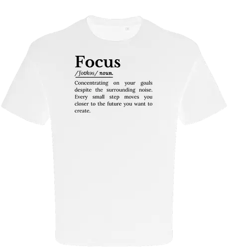 Fokus Definition Inspirierender Spruch Über Konzentration - Fokus Definition, Fokus Spruch, inspirierender Spruch, motivierender Spruch, Konzentration, Disziplin, Zielsetzung, persönliche Entwicklung, Selbstverbesserung, Produktivität Mindset, Erfolg Mindset, Entschlossenheit, Durchhaltevermögen, positive Einstellung, tägliche Motivation, Ehrgeiz, Achtsamkeit, Lebensmotivation, inspirierende Worte, Ziele erreichen, motivierende Typografie, minimalistisches Zitat, Growth Mindset, Selbstvertrauen Inspiration, ermutigende Botschaft - Oversize T-Shirt