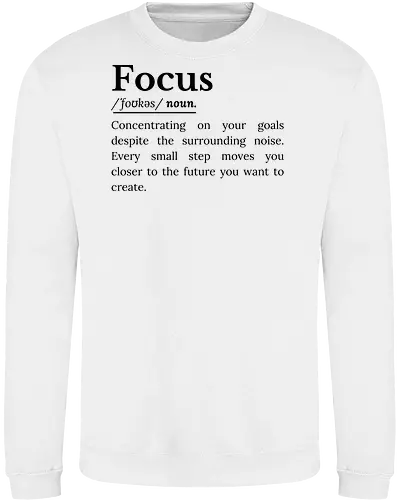 Fokus Definition Inspirierender Spruch Über Konzentration - Fokus Definition, Fokus Spruch, inspirierender Spruch, motivierender Spruch, Konzentration, Disziplin, Zielsetzung, persönliche Entwicklung, Selbstverbesserung, Produktivität Mindset, Erfolg Mindset, Entschlossenheit, Durchhaltevermögen, positive Einstellung, tägliche Motivation, Ehrgeiz, Achtsamkeit, Lebensmotivation, inspirierende Worte, Ziele erreichen, motivierende Typografie, minimalistisches Zitat, Growth Mindset, Selbstvertrauen Inspiration, ermutigende Botschaft - Sweatshirt