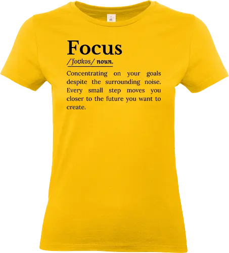 Fokus Definition Inspirierender Spruch Über Konzentration - Fokus Definition, Fokus Spruch, inspirierender Spruch, motivierender Spruch, Konzentration, Disziplin, Zielsetzung, persönliche Entwicklung, Selbstverbesserung, Produktivität Mindset, Erfolg Mindset, Entschlossenheit, Durchhaltevermögen, positive Einstellung, tägliche Motivation, Ehrgeiz, Achtsamkeit, Lebensmotivation, inspirierende Worte, Ziele erreichen, motivierende Typografie, minimalistisches Zitat, Growth Mindset, Selbstvertrauen Inspiration, ermutigende Botschaft - Standard T-Shirt (Frauen)