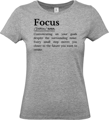Fokus Definition Inspirierender Spruch Über Konzentration - Fokus Definition, Fokus Spruch, inspirierender Spruch, motivierender Spruch, Konzentration, Disziplin, Zielsetzung, persönliche Entwicklung, Selbstverbesserung, Produktivität Mindset, Erfolg Mindset, Entschlossenheit, Durchhaltevermögen, positive Einstellung, tägliche Motivation, Ehrgeiz, Achtsamkeit, Lebensmotivation, inspirierende Worte, Ziele erreichen, motivierende Typografie, minimalistisches Zitat, Growth Mindset, Selbstvertrauen Inspiration, ermutigende Botschaft - Standard T-Shirt (Frauen)