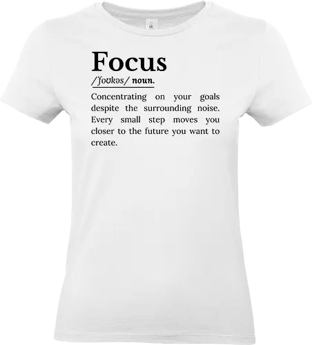 Fokus Definition Inspirierender Spruch Über Konzentration - Fokus Definition, Fokus Spruch, inspirierender Spruch, motivierender Spruch, Konzentration, Disziplin, Zielsetzung, persönliche Entwicklung, Selbstverbesserung, Produktivität Mindset, Erfolg Mindset, Entschlossenheit, Durchhaltevermögen, positive Einstellung, tägliche Motivation, Ehrgeiz, Achtsamkeit, Lebensmotivation, inspirierende Worte, Ziele erreichen, motivierende Typografie, minimalistisches Zitat, Growth Mindset, Selbstvertrauen Inspiration, ermutigende Botschaft - Standard T-Shirt (Frauen)