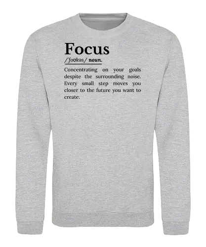 Fokus Definition Inspirierender Spruch Über Konzentration - Fokus Definition, Fokus Spruch, inspirierender Spruch, motivierender Spruch, Konzentration, Disziplin, Zielsetzung, persönliche Entwicklung, Selbstverbesserung, Produktivität Mindset, Erfolg Mindset, Entschlossenheit, Durchhaltevermögen, positive Einstellung, tägliche Motivation, Ehrgeiz, Achtsamkeit, Lebensmotivation, inspirierende Worte, Ziele erreichen, motivierende Typografie, minimalistisches Zitat, Growth Mindset, Selbstvertrauen Inspiration, ermutigende Botschaft - Sweatshirt
