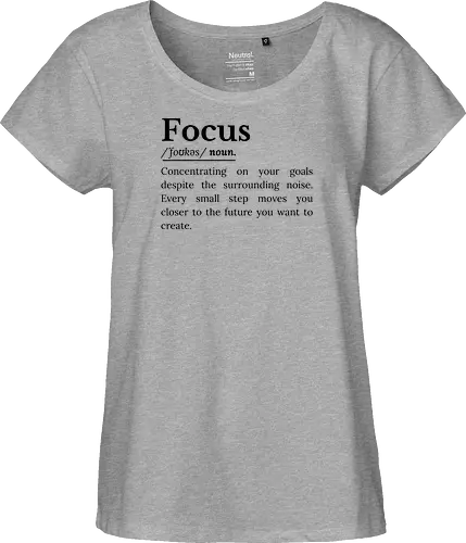 Fokus Definition Inspirierender Spruch Über Konzentration - Fokus Definition, Fokus Spruch, inspirierender Spruch, motivierender Spruch, Konzentration, Disziplin, Zielsetzung, persönliche Entwicklung, Selbstverbesserung, Produktivität Mindset, Erfolg Mindset, Entschlossenheit, Durchhaltevermögen, positive Einstellung, tägliche Motivation, Ehrgeiz, Achtsamkeit, Lebensmotivation, inspirierende Worte, Ziele erreichen, motivierende Typografie, minimalistisches Zitat, Growth Mindset, Selbstvertrauen Inspiration, ermutigende Botschaft - Fairtrade Girl Shirt