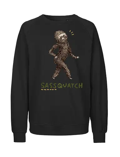 Braunes Pelziges Wesen Freche Pose Haltung Rosige Wangen - braunes pelziges eitles Wesen, elegante selbstbewusste mythische Pose, rosige Wangen goldener Glanz, Wald Legende Wortspiel, kreative Haltung Humor Kunst, handgefertigte Wesen Illustration, strukturiertes braunes beiges Fell, lustige moosgrüne Typografie, Popkultur Humor Geschenk, mythisches Wesen Haltung Shirt, Stadtlegende süße Illustration, Folklore Wesen Humor Kunst, pelziger Charakter Laufsteg Pose, Wald Wesen Pop Humor, kreatives englisches Folklore Wortspiel - Fairtrade Sweatshirt