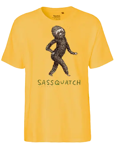 Braunes Pelziges Wesen Freche Pose Haltung Rosige Wangen - braunes pelziges eitles Wesen, elegante selbstbewusste mythische Pose, rosige Wangen goldener Glanz, Wald Legende Wortspiel, kreative Haltung Humor Kunst, handgefertigte Wesen Illustration, strukturiertes braunes beiges Fell, lustige moosgrüne Typografie, Popkultur Humor Geschenk, mythisches Wesen Haltung Shirt, Stadtlegende süße Illustration, Folklore Wesen Humor Kunst, pelziger Charakter Laufsteg Pose, Wald Wesen Pop Humor, kreatives englisches Folklore Wortspiel - Fairtrade T-Shirt