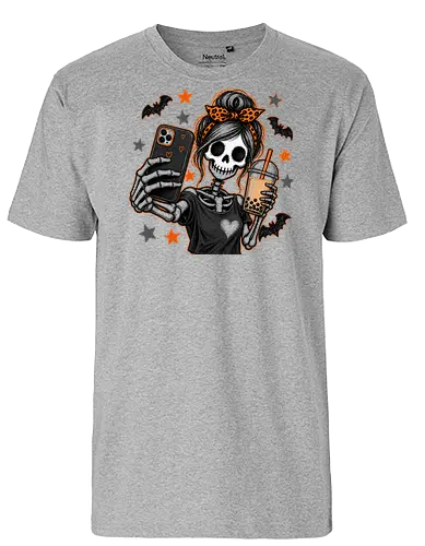 Skelett-Mädchen Selfie Boba Halloween - skelett mädchen, halloween, boba, bubble tea, selfie, kawaii, spooky, schädel, süß, lustig, kürbis, gruselig, halloween motiv, herbst - Fairtrade T-Shirt