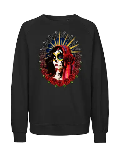 Frauenporträt mit Totenkopf-Make-up und Rosen - La Catrina, Frauenporträt, rote Rosen, Volkstradition, farbenfrohe Kunst, bunter Schleier, kulturelle Symbolik, lebendige Illustration, Blumenrahmen, markierte Augen, folkloristischer Stil, Ahnenfeier, lateinamerikanische Kunst, künstlerisches Porträt, Popkultur - Fairtrade Sweatshirt