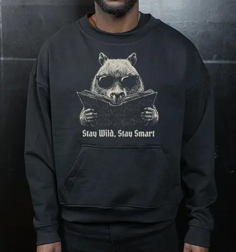 Bleib Wild Bleib Klug — Capybara Liest Buch Coole Dunkle Vintage Illustration