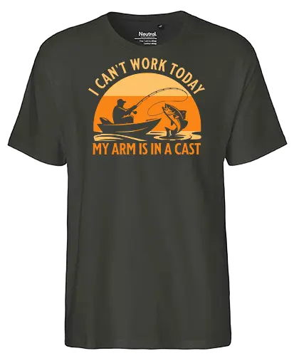 Ich Kann Heute Nicht Arbeiten, Mein Arm Ist Im Gips – Lustiges Angler T-Shirt - Angeln, Angler Shirt, lustiges Angler T-Shirt, Angeln Geschenk, Fischer Geschenk, Angel Humor, lustiger Spruch, Angel Spruch, Sportfischen, Hobbyangler, Angelurlaub, Bootsangeln, Seeangeln, Flussangeln, Barschangeln, Hechtangeln, Forellenangeln, Angelzubehör, Angelrute, Angelrolle, Fischfang, Fischer Kleidung, Outdoor Shirt, Naturfreund, Freizeitangler, Angel Fan, Angelmotiv, Vintage Angeln, Retro Angeln, Sonnenuntergang Design, Papa Angler, Opa Angler, Geschenk für Angler, Geburtstag Angler, Vatertag Geschenk, Weihnachtsgeschenk Angler, Angler Leben, Angel Leidenschaft, Petrijünger, Fischerei, Angelboot, Angeltrip, Angler Humor, Arbeit Witz, lustiges Geschenk, Angel Outfit, Männer T-Shirt, Fischer Motiv, Angeln macht glücklich. - Fairtrade T-Shirt