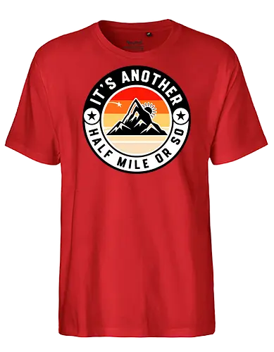Nur Noch Eine Halbe Meile – Lustiges Wanderer Motiv Für Bergfreunde - Wandern, Wanderer, Bergsteigen, Berge, Outdoor, Natur, Trekking, Hiking, Abenteuer, Gipfel, Wanderweg, Wald, Camping, Retro, Vintage, Sonnenuntergang, Bergmotiv, Naturfreund, Outdoor Leben, Fernwanderung, Trail, Nationalpark, Alpen, Bergliebhaber, Wanderlust, Humor, Lustiger Spruch, Freizeit, Entdecken, Abenteuerlust, Bergtour, Hiking Humor, Wandergruppe, Natur Design, Vintage Berge, Outdoor Humor, Mountain Lover, Trekking Fan, Wander Geschenk, Berg Abenteuer, Retro Natur, Gipfelstürmer, Wanderfreunde, Camping Leben, Outdoor Enthusiast, Berglandschaft, Naturerlebnis, Wander Humor, Trail Life, Bergfan. - Fairtrade T-Shirt