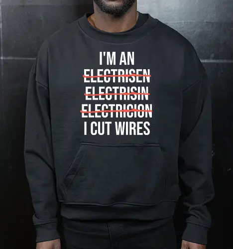 Lustiger Elektriker Spruch – Ich Bin Elektriker... Ich Schneide Kabel Humor - Elektriker, Elektriker Spruch, lustiger Elektriker, Elektroinstallateur, Elektrotechniker, Handwerker Humor, Kabel schneiden, Werkstatt Humor, Beruf Humor, Elektriker Geschenk, Handwerker Geschenk, Fun Spruch, Wortspiel, Berufswitz, Elektrofachkraft, Handwerker Witz, Kabel, Stromer, Elektro Humor, Geschenkidee, Arbeitsalltag Humor, Elektro Handwerk, Strom, Elektrik, Baustelle, Monteur, Techniker, Kollegen Geschenk, lustige Arbeitssprüche, Handwerksberuf - Cropped Sweatshirt