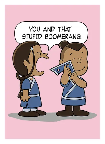 Geschwister im Streit im Retro-Comic-Stil - streitende Geschwister, Retro-Comicstrip, minimalistische Strichzeichnung, Aang, bumerangue, nostalgischer Cartoon, geliebtes Objekt, komischer Streit, Vintage-Cartoon-Stil, Sokka, Katara, Peanuts, Charlie Brown, Linus, mashup geek, Nickelodeon, Figur umarmt Objekt, Familienhumor, einfache Illustration, klassischer Comicstrip, Comic-Panel-Szene, übertriebener Ausdruck, blaues Outfit, komisches Duo - Artprint