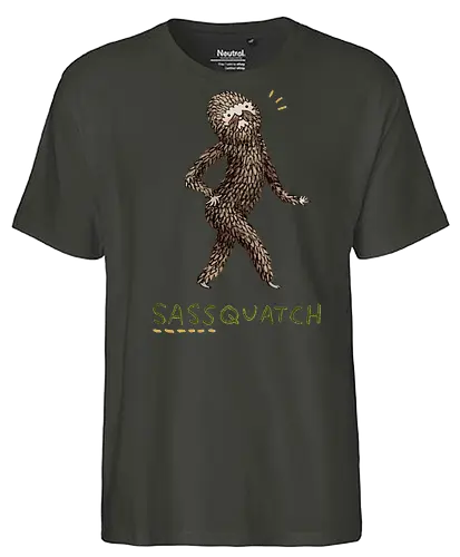 Braunes Pelziges Wesen Freche Pose Haltung Rosige Wangen - braunes pelziges eitles Wesen, elegante selbstbewusste mythische Pose, rosige Wangen goldener Glanz, Wald Legende Wortspiel, kreative Haltung Humor Kunst, handgefertigte Wesen Illustration, strukturiertes braunes beiges Fell, lustige moosgrüne Typografie, Popkultur Humor Geschenk, mythisches Wesen Haltung Shirt, Stadtlegende süße Illustration, Folklore Wesen Humor Kunst, pelziger Charakter Laufsteg Pose, Wald Wesen Pop Humor, kreatives englisches Folklore Wortspiel - Fairtrade T-Shirt
