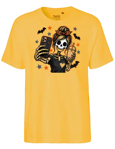 Skelett-Mädchen Selfie Boba Halloween - skelett mädchen, halloween, boba, bubble tea, selfie, kawaii, spooky, schädel, süß, lustig, kürbis, gruselig, halloween motiv, herbst - Fairtrade T-Shirt